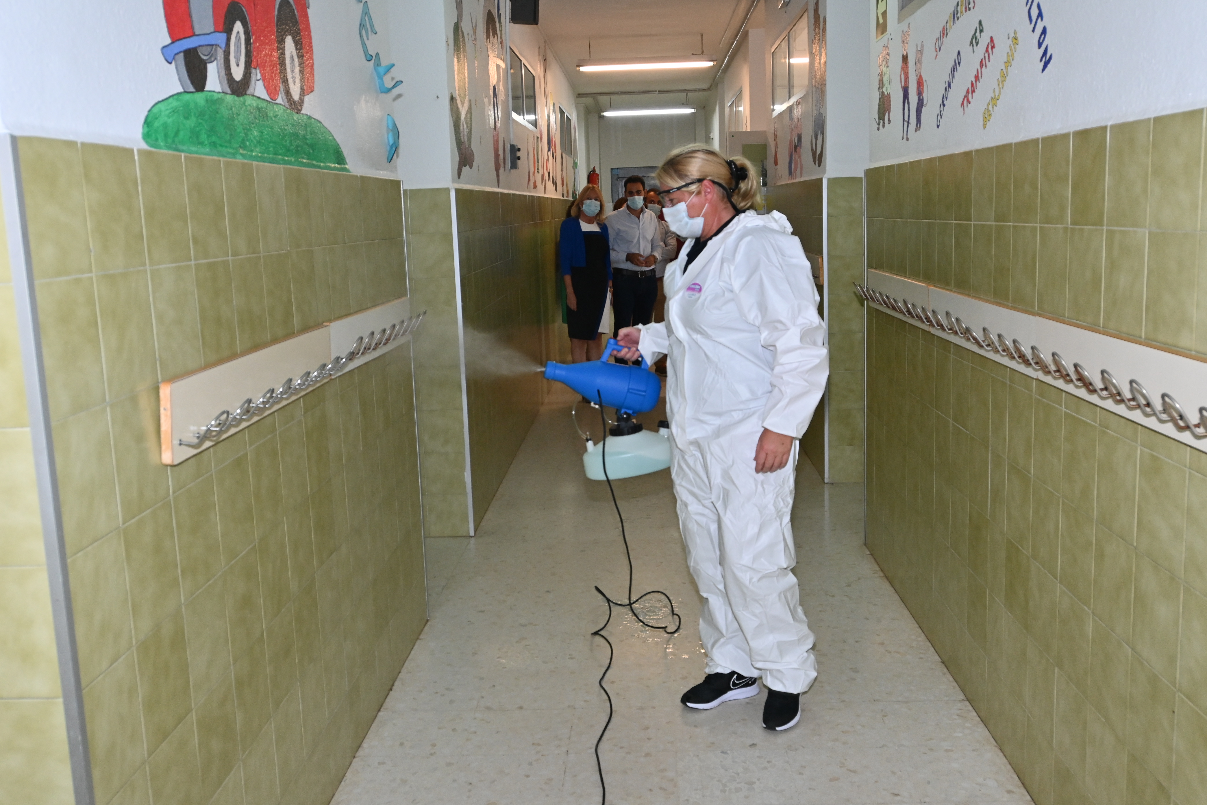 El Ayuntamiento emprende un ambicioso plan de prevención de cara al inicio escolar con dispositivos permanentes de desinfección y limpieza en 33 centros educativos